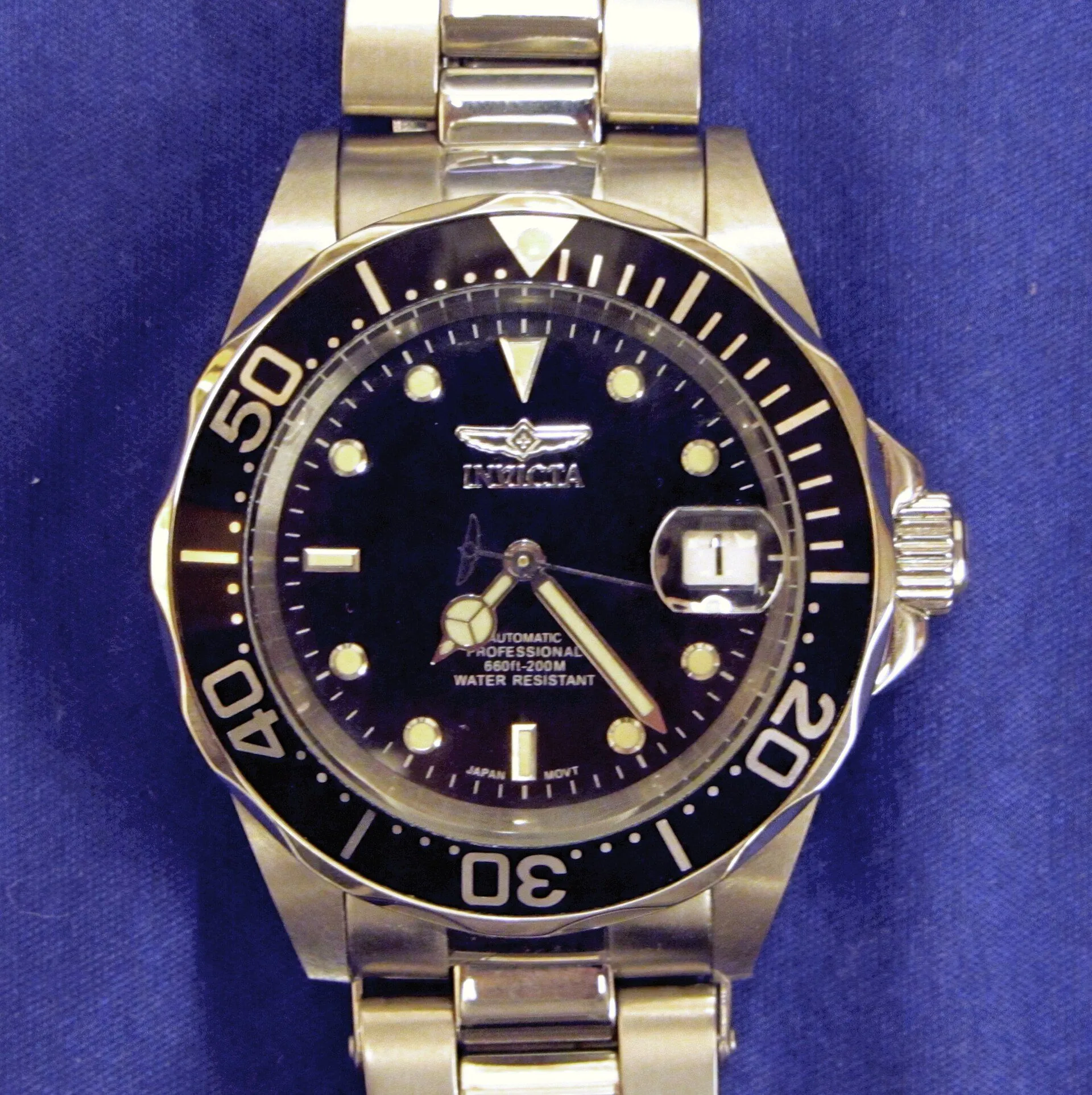 Invicta Pro Diver 8926 sobre fondo liso