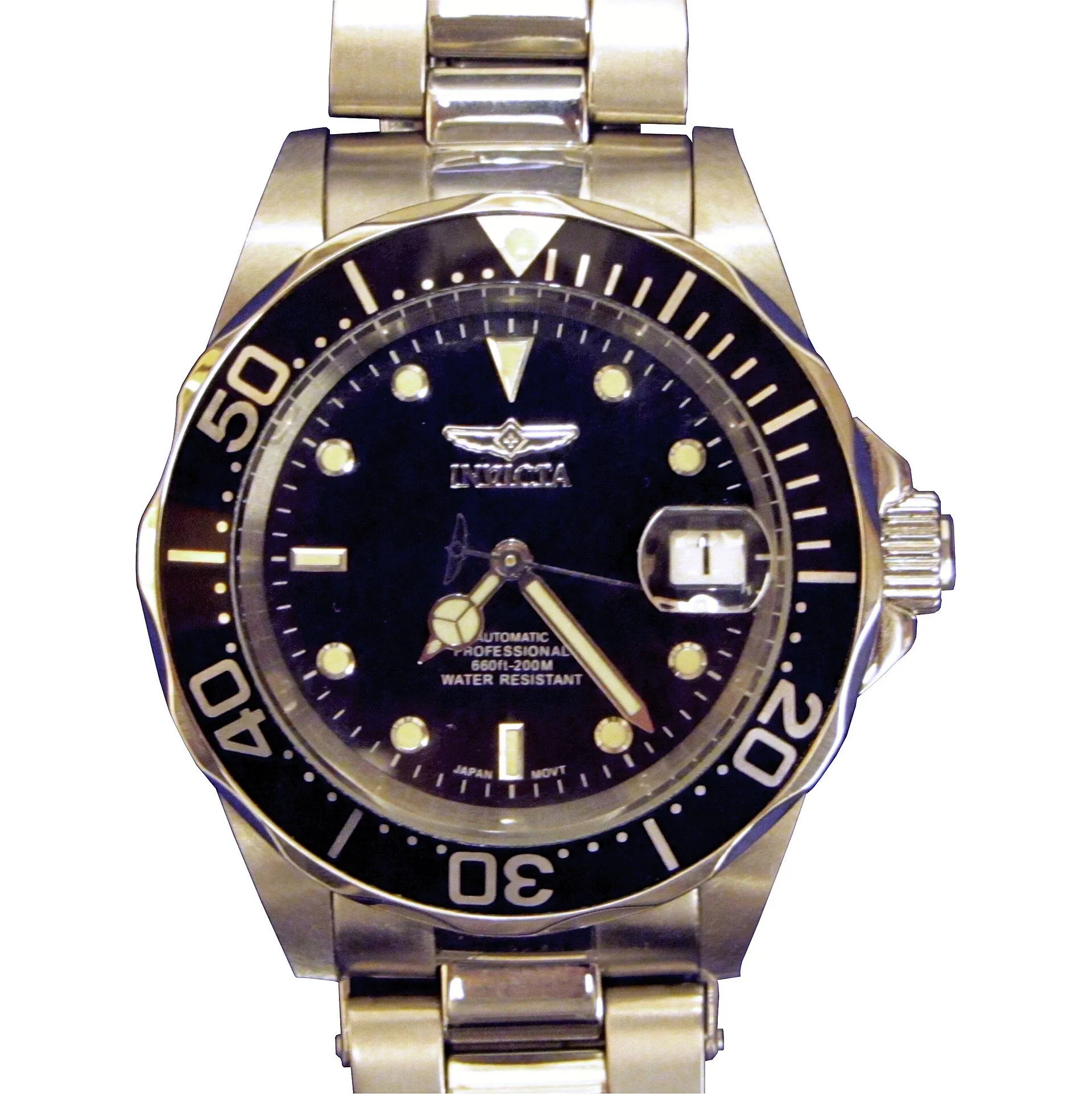 Invicta Pro Diver sobre fondo blanco